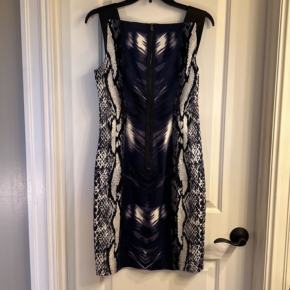 T Tahari Sexy Snake Skin Blue & White pattern sz 4 - Picture 7 of 8